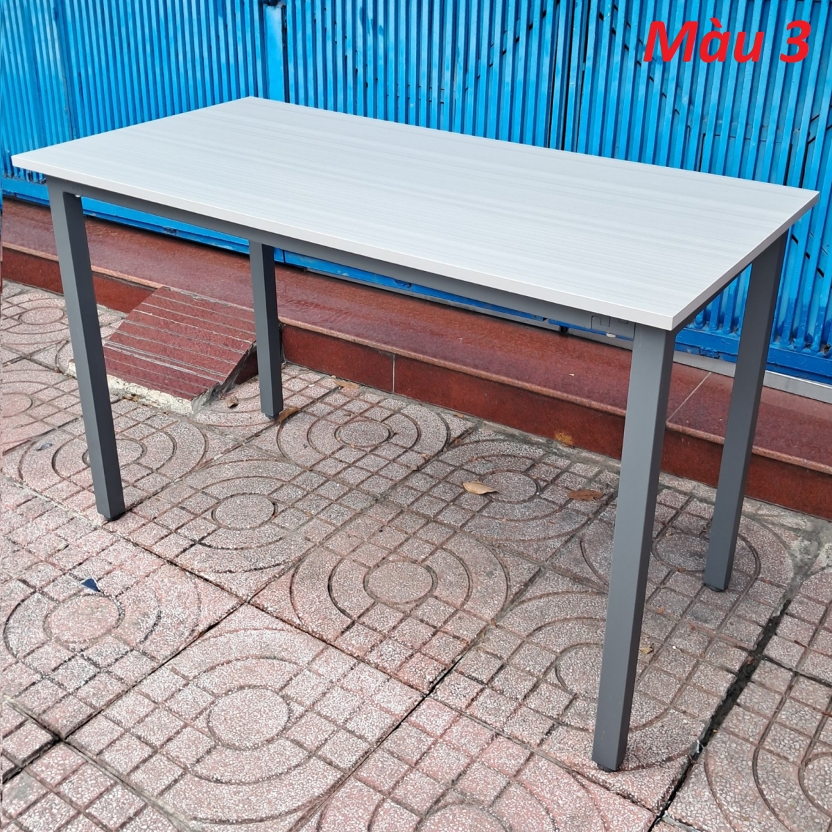 Bàn làm việc chân sắt vuông 1m2